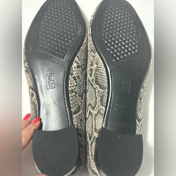 Aerosoles Sophisticated Black and Tan Leather Flats with Snakeskin Texture - Picture 12 of 14